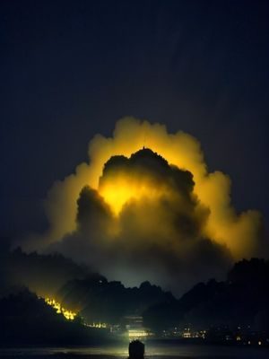 爱情喜剧电影海报，霓虹灯光下城市夜景，温暖浪漫氛围，免费完整版高清在线观看